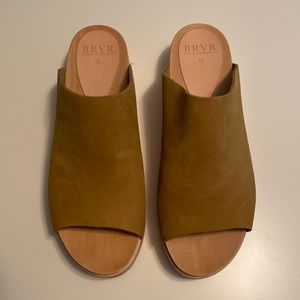 BRYR Norma slides in fennel size 11.